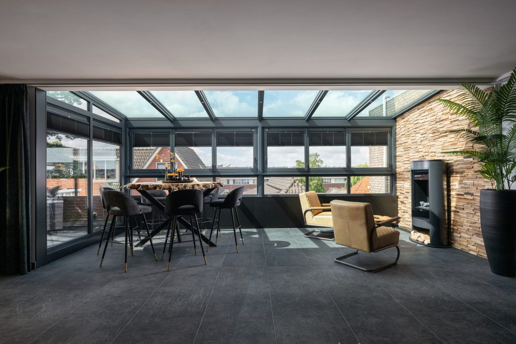 Twee 3-delige lage vouwwanden met vaste puien