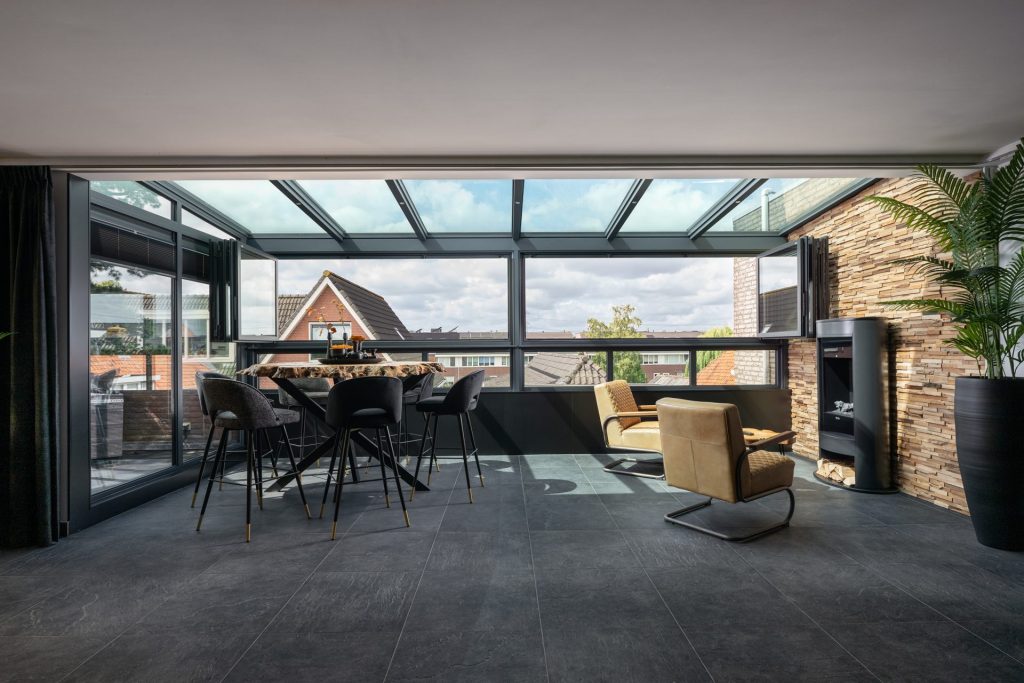 Serre met veel lichtinval en ruime uitstraling