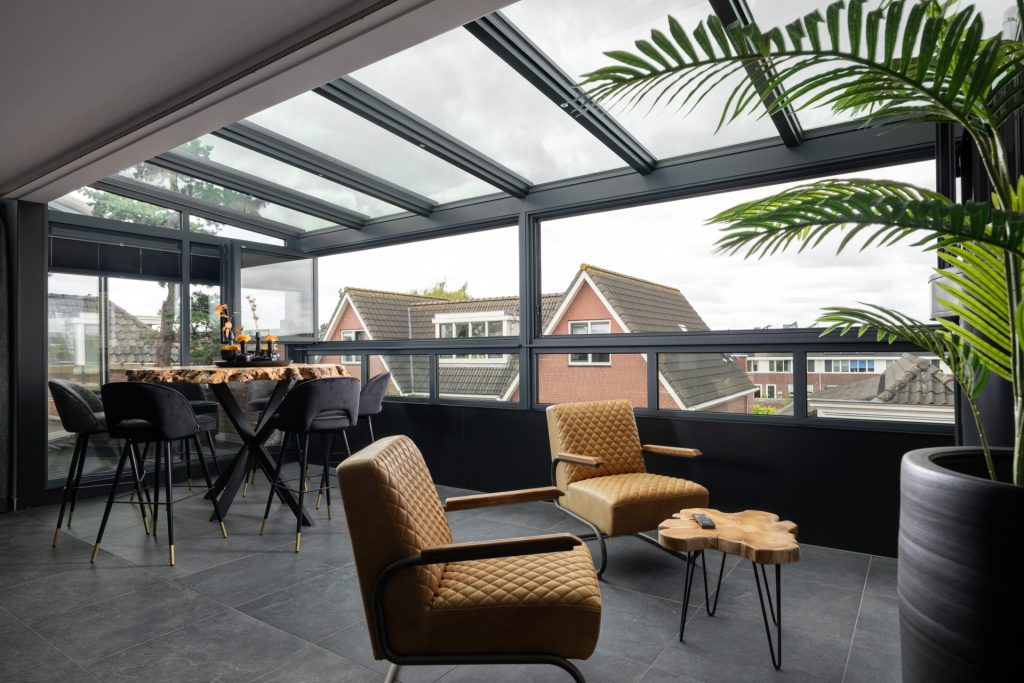 Sfeervolle bovenverdieping serre met vouwwand