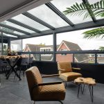 Moderne glazen serre als verlengstuk van de bovenverdieping