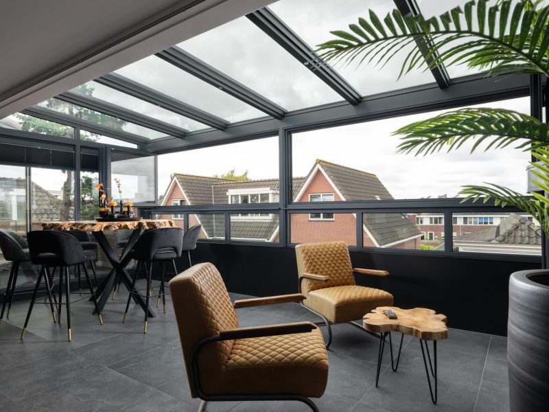 Sfeervolle bovenverdieping serre met vouwwand