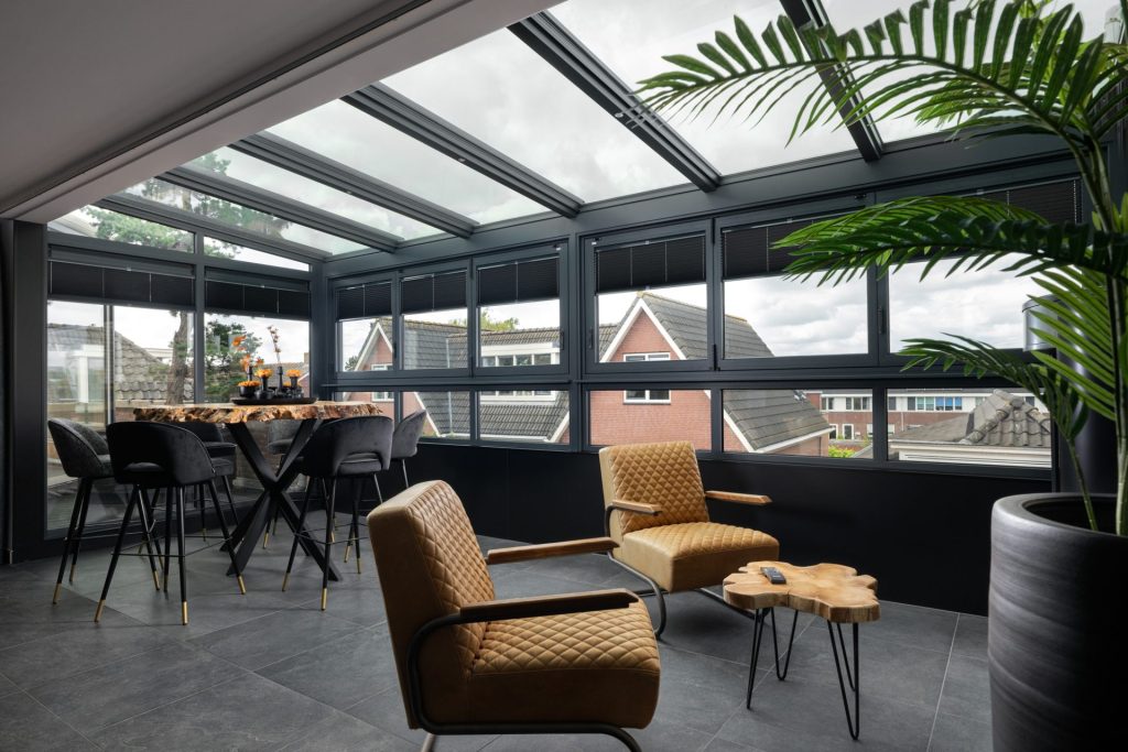 Zonovergoten ruimte met strakke moderne profielen
