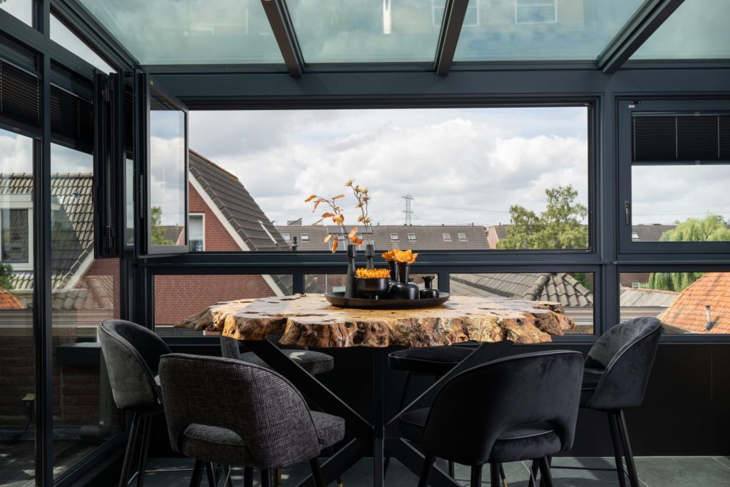 Glazen wanden brengen binnen en buiten samen