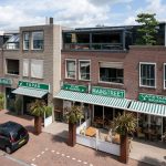 Moderne glazen serre als verlengstuk van de bovenverdieping