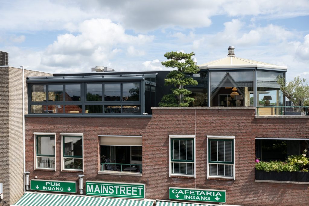 Ruimtelijke serre met perfecte lichtinval en sfeer