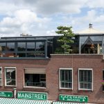 Moderne glazen serre als verlengstuk van de bovenverdieping