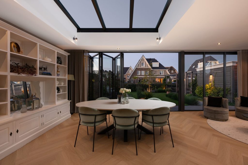 Moderne serre met grote glazen vouwwand