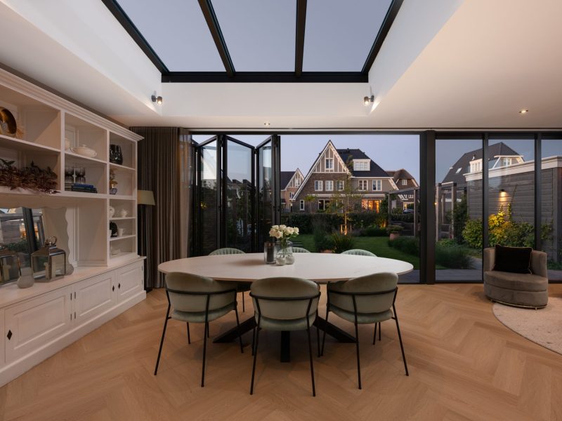 Moderne serre met grote glazen vouwwand