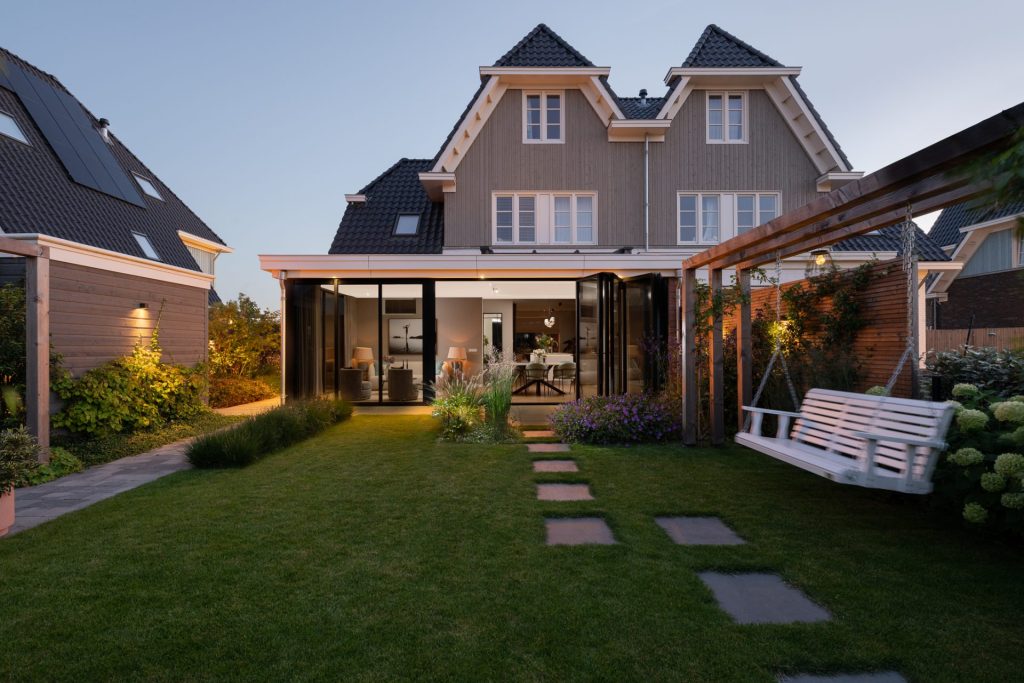 Nieuwbouwwoning met aangebouwde serre achtertuin
