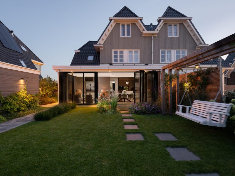 Nieuwbouwwoning met aangebouwde serre achtertuin
