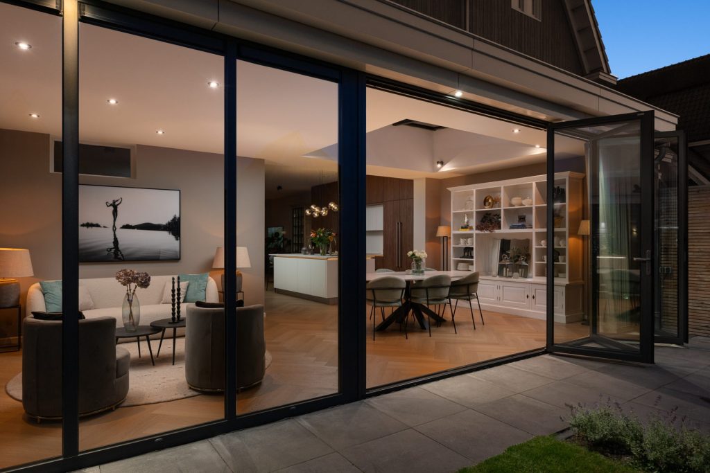 Serre met slanke zwarte aluminium profielen