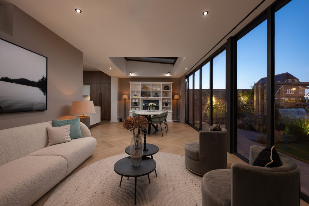 Gezellige serre met uitzicht op tuin