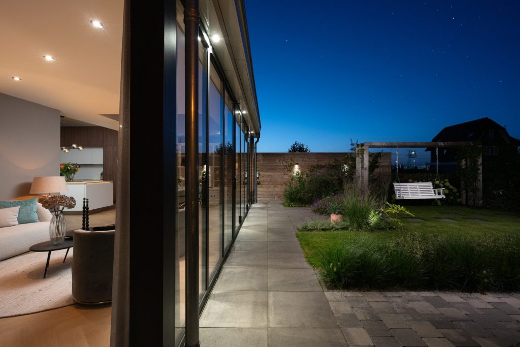 Serre met brede vouwwand aan een nieuwbouwwoning