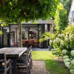 Prachtige serre met vouwwand in een groene omgeving