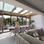 Details van eikenhouten dakconstructie in moderne serre