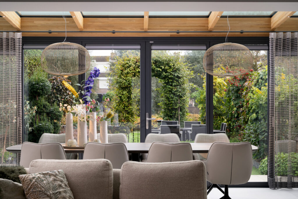 Serre aanbouw in Volendam met brede aluminium vouwwand