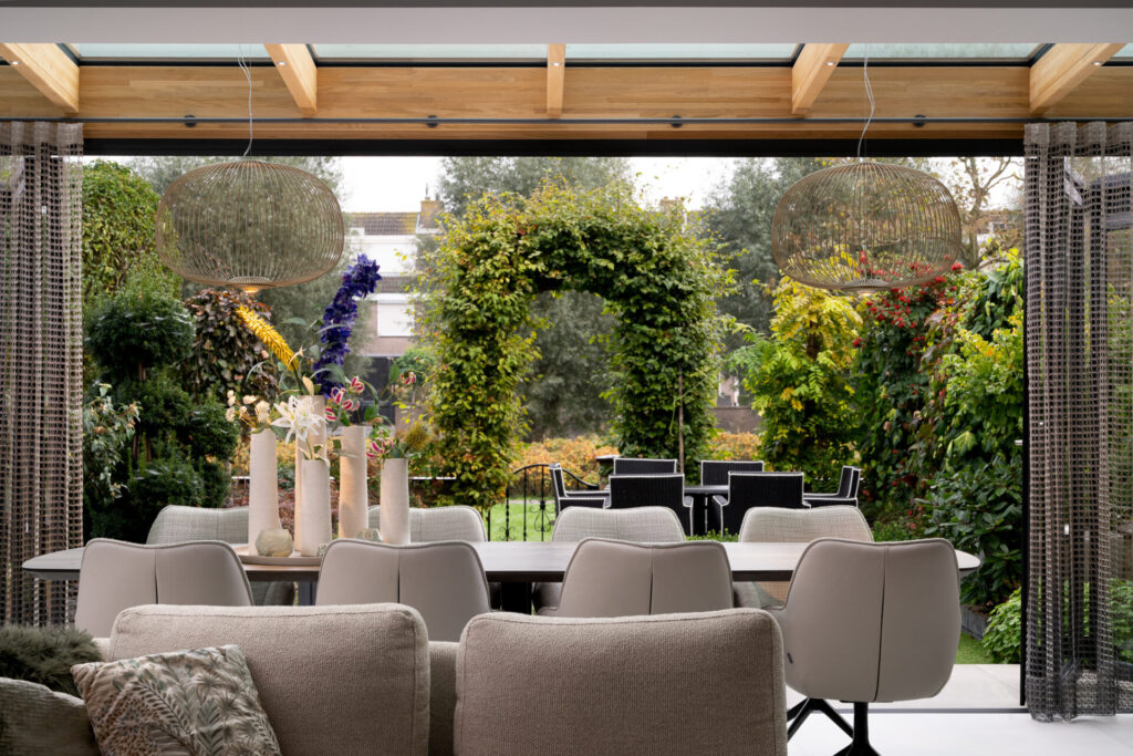 Binnenzijde van houten serredak met gelamineerd eiken