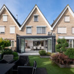 Details van eikenhouten dakconstructie in moderne serre