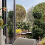 Details van eikenhouten dakconstructie in moderne serre