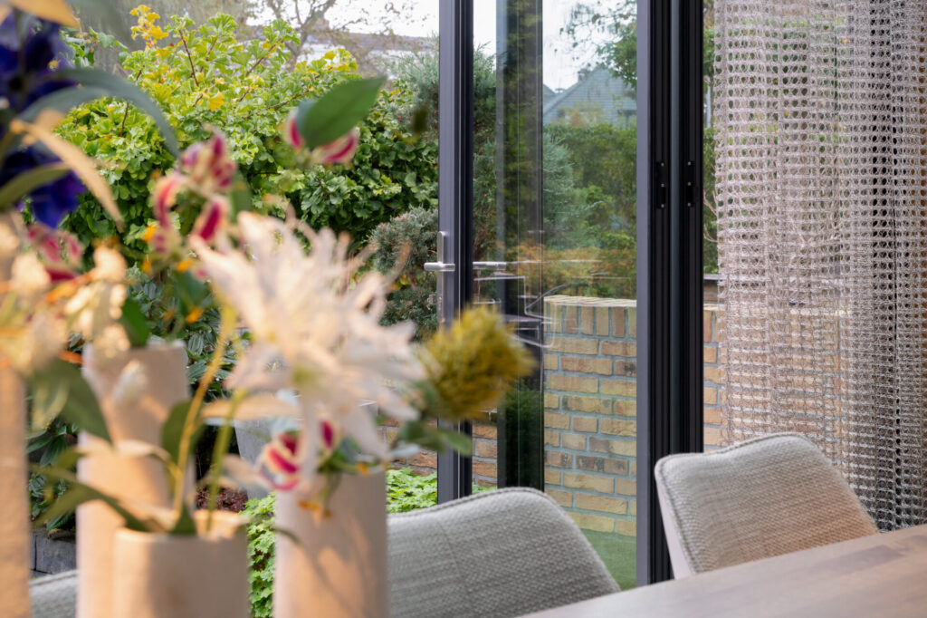 Vouwwand in geopende positie voor volledig open doorgang naar de tuin