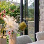 Details van eikenhouten dakconstructie in moderne serre