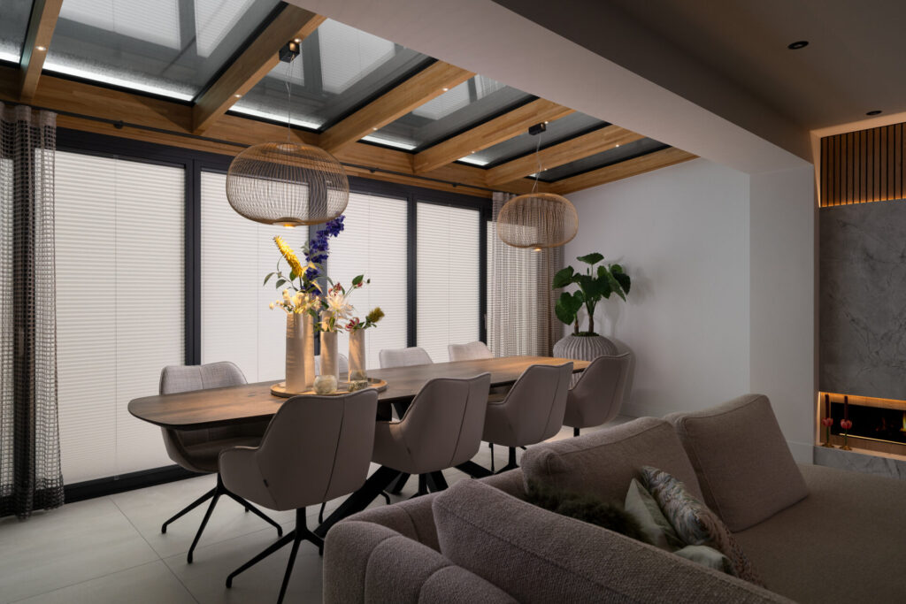 Details van eikenhouten dakconstructie in moderne serre