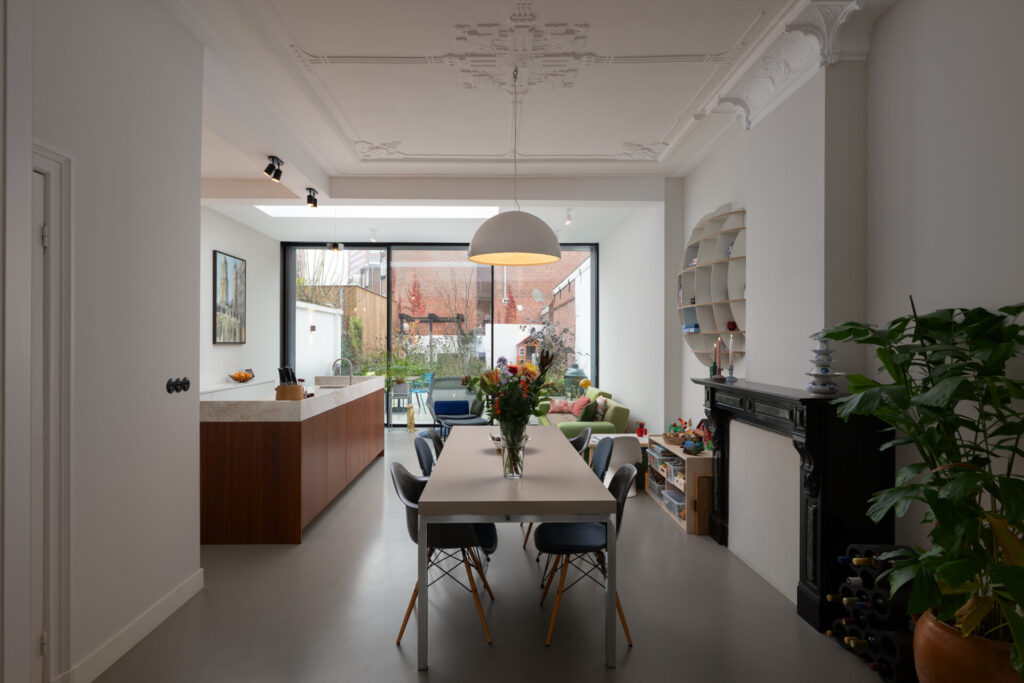 Serre met grote minimalistische schuifpui en uitzicht op de tuin in Utrecht