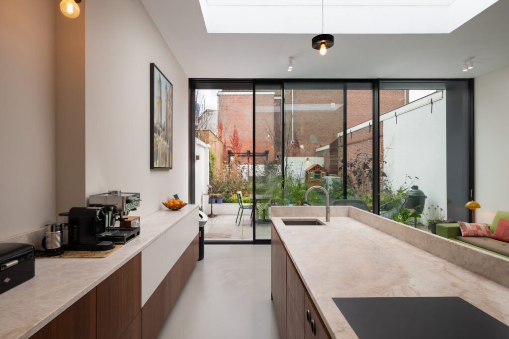 Moderne woonruimte met veel daglicht dankzij slanke schuifpuien