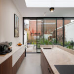 Open verbinding tussen tuin en interieur dankzij grote schuifpuien