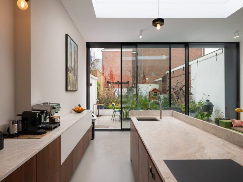 Moderne woonruimte met veel daglicht dankzij slanke schuifpuien