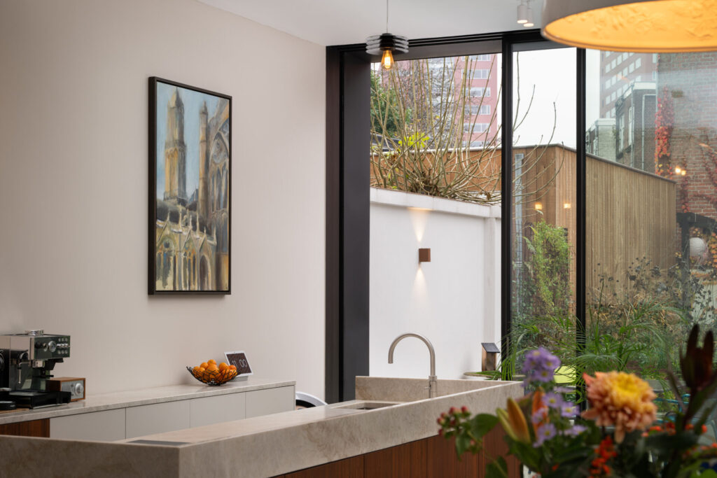 Keuken en eetruimte met open verbinding naar de tuin door grote glaswand