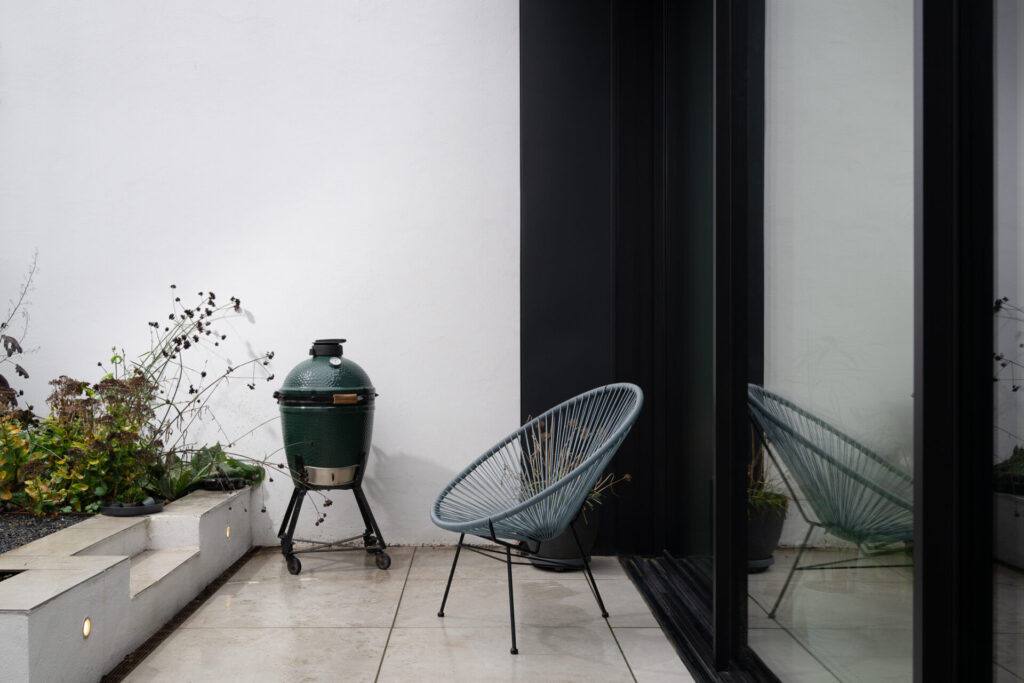 Woonuitbreiding waarin binnen en buiten naadloos samenkomen door grote schuifpuien