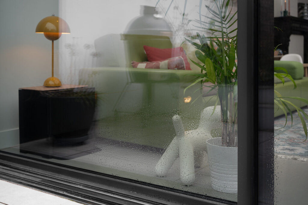 Strakke minimalistische gevel met doorkijk naar de eigentijdse woonruimte