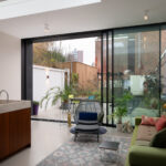 Open verbinding tussen tuin en interieur dankzij grote schuifpuien