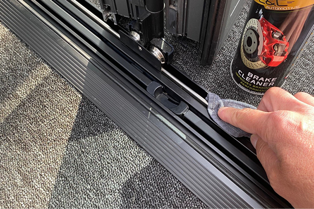 Schoonmaken loopvlak en wielen met remreiniger en doek