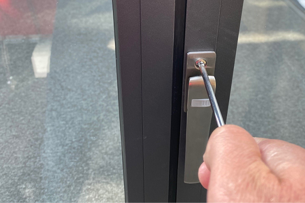 Nalopen van het hang- en sluitwerk van een serre