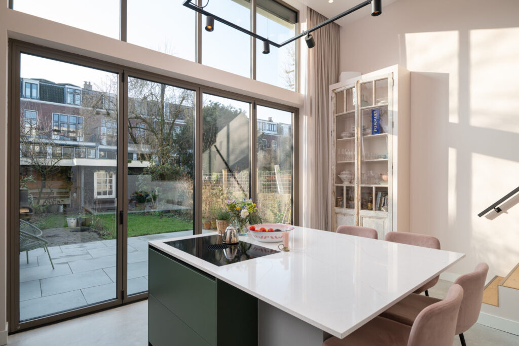 Open keuken en serre met veel licht