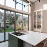 Open keuken en serre met veel licht