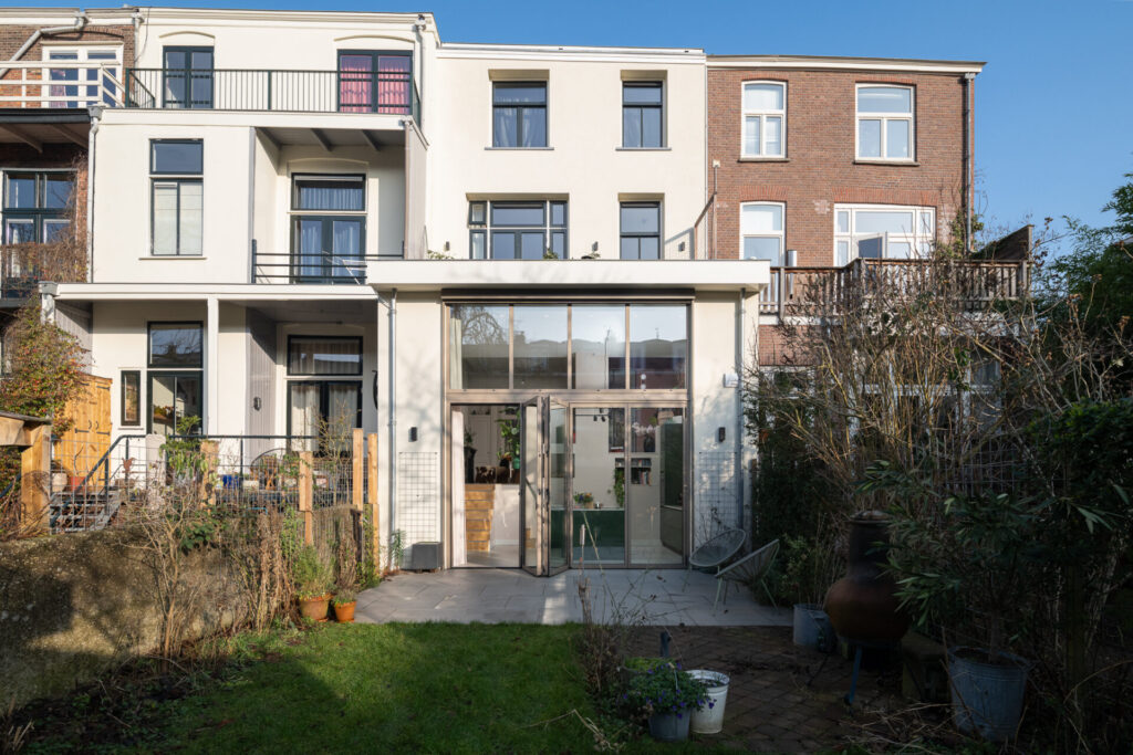 Zonovergoten leefruimte in historische woning