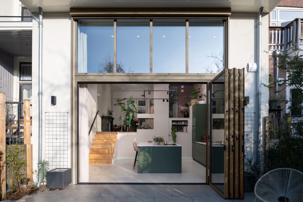 Serre op het zuiden met grote glaspartijen