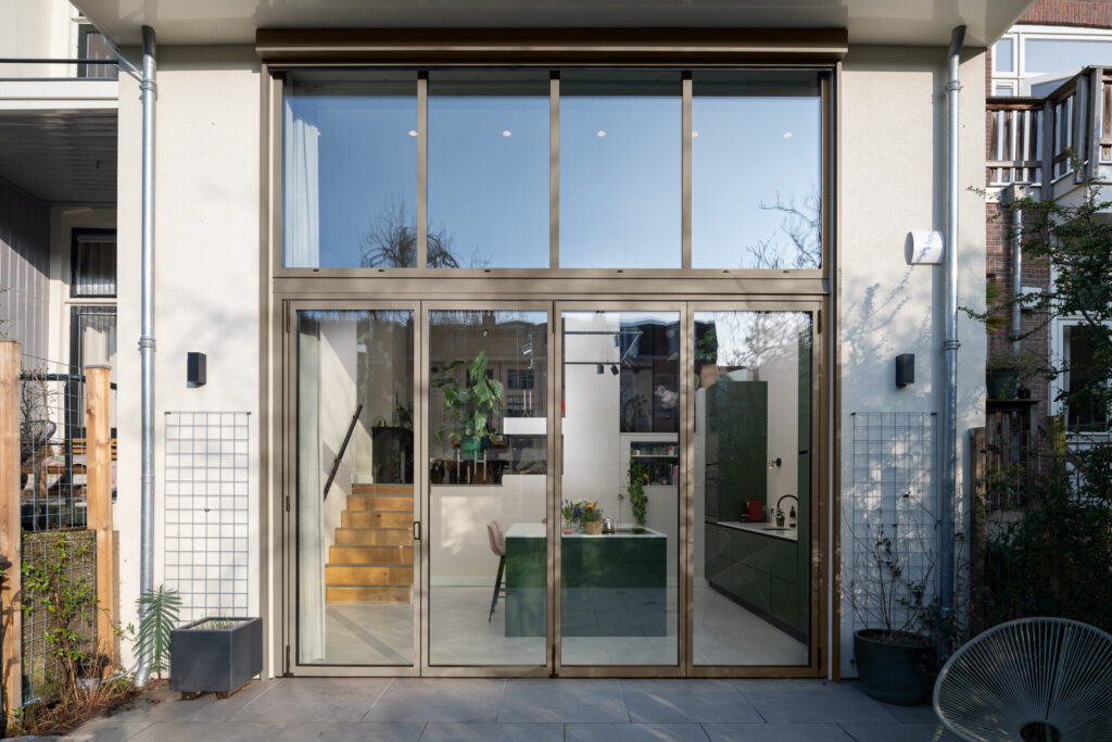 Lichtgrijze serre met vouwwand in Utrecht