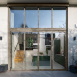 Lichtgrijze serre met vouwwand in Utrecht