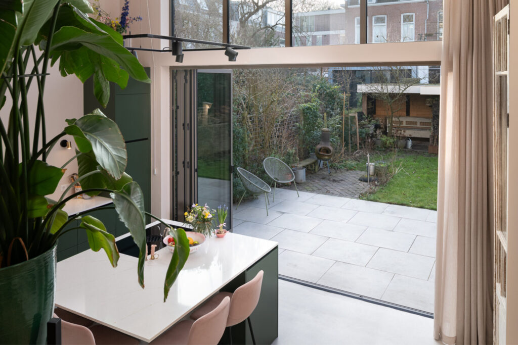 Serre 4 m breed, 2,8 m hoog op zuidzijde woning