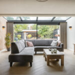 gerenoveerde serre met moderne aluminium constructie en grote schuifpui.