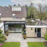 gerenoveerde serre met moderne aluminium constructie en grote schuifpui.