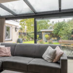 gerenoveerde serre met moderne aluminium constructie en grote schuifpui.