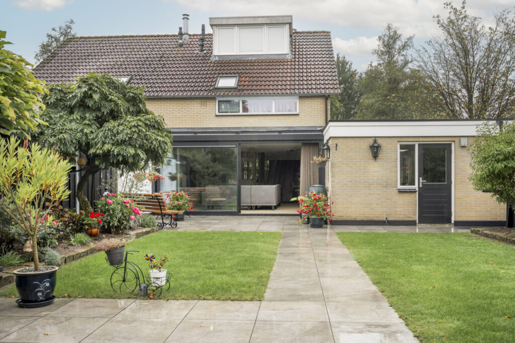 Moderne serre met donkere aluminium profielen in RAL 9011.