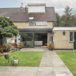 gerenoveerde serre met moderne aluminium constructie en grote schuifpui.