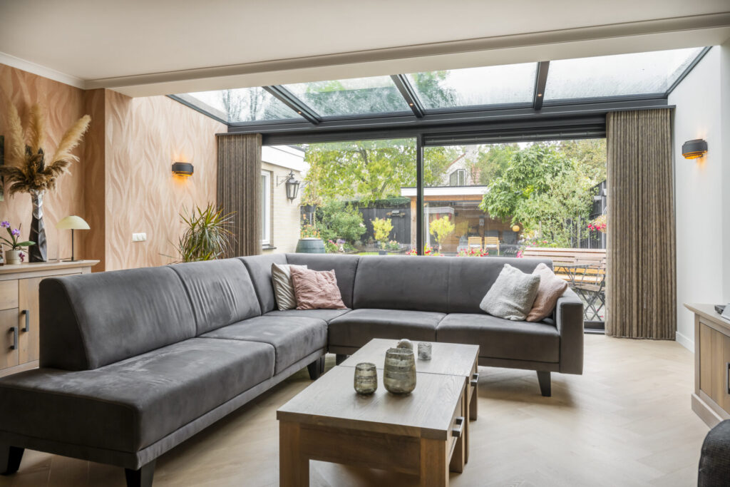 gerenoveerde serre met moderne aluminium constructie en grote schuifpui.