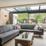 gerenoveerde serre met moderne aluminium constructie en grote schuifpui.